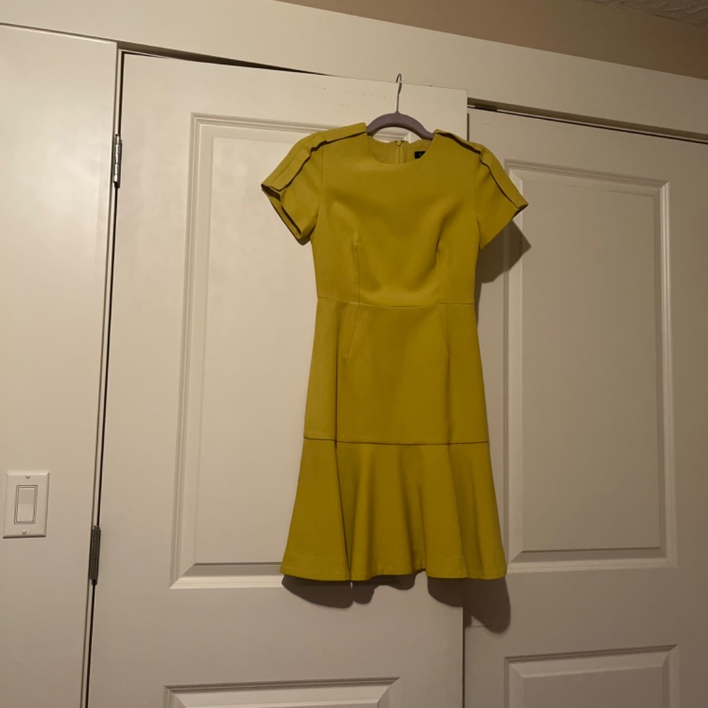 LIKE NEW: YELLOW DRESS - Picture 4 of 12